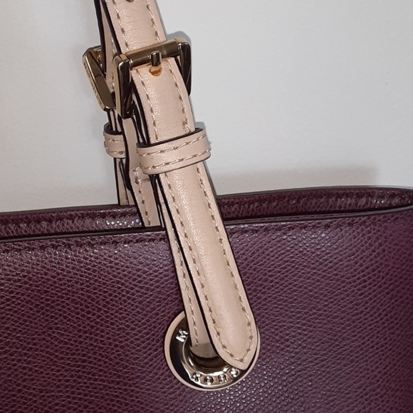 SOLD!! HP 🎉 Michael Kors Leather Tote - Picture 4 of 9